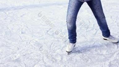 十几岁女孩的腿驱动和旋转滑冰场在冬天